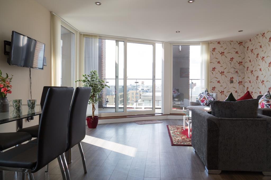 Contemporary & Homely Penthouse, 2 Mins Walk From Cambridge Station, Lift Access, Secured Gated On-Site Parking, Self Check-In, Super Fast Wifi, Terrace & Sleeps 6 Экстерьер фото