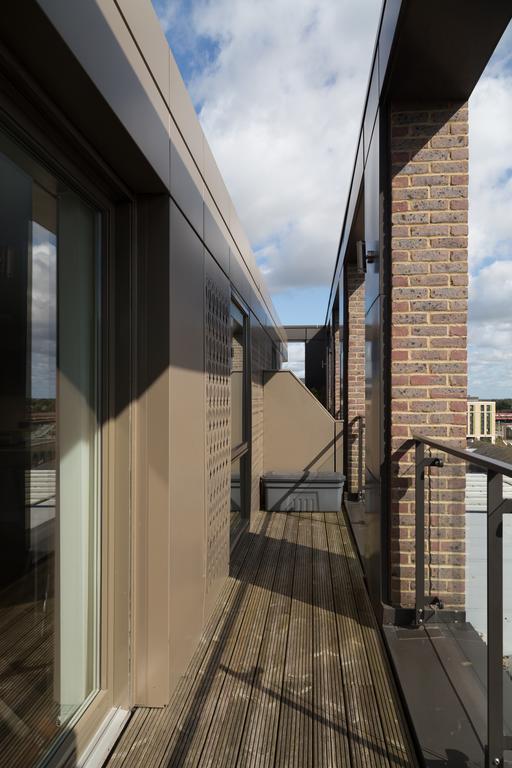 Contemporary & Homely Penthouse, 2 Mins Walk From Cambridge Station, Lift Access, Secured Gated On-Site Parking, Self Check-In, Super Fast Wifi, Terrace & Sleeps 6 Экстерьер фото