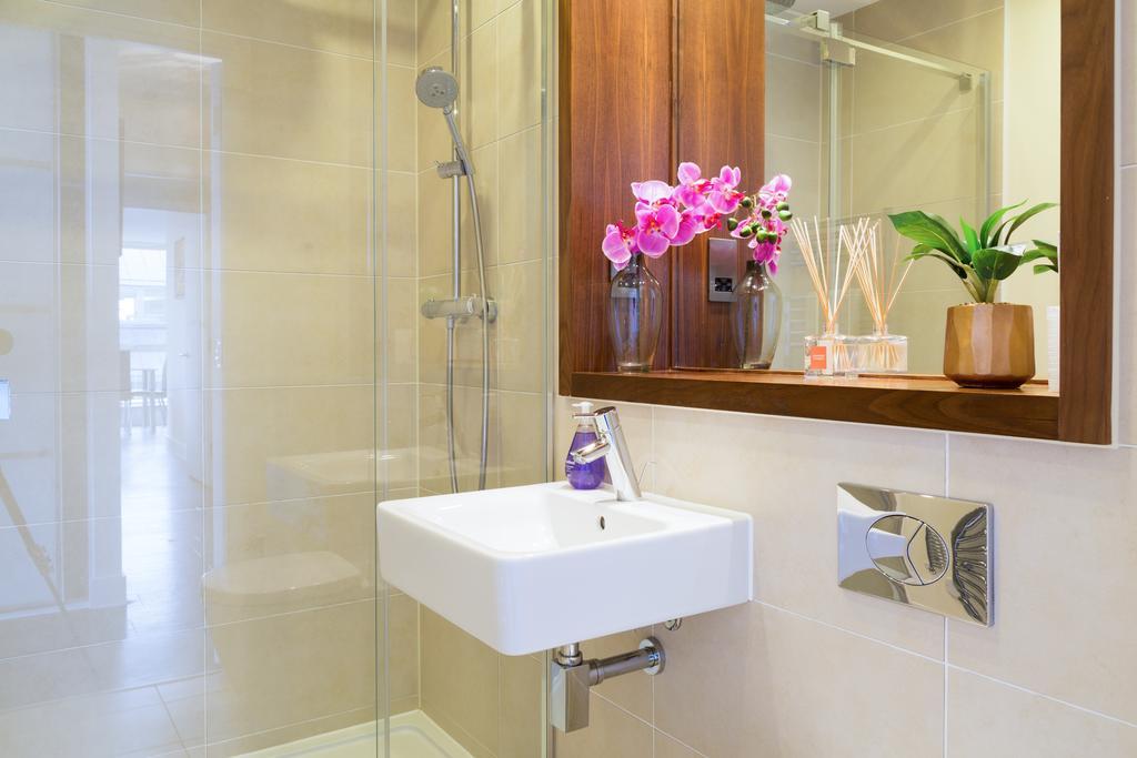 Contemporary & Homely Penthouse, 2 Mins Walk From Cambridge Station, Lift Access, Secured Gated On-Site Parking, Self Check-In, Super Fast Wifi, Terrace & Sleeps 6 Экстерьер фото